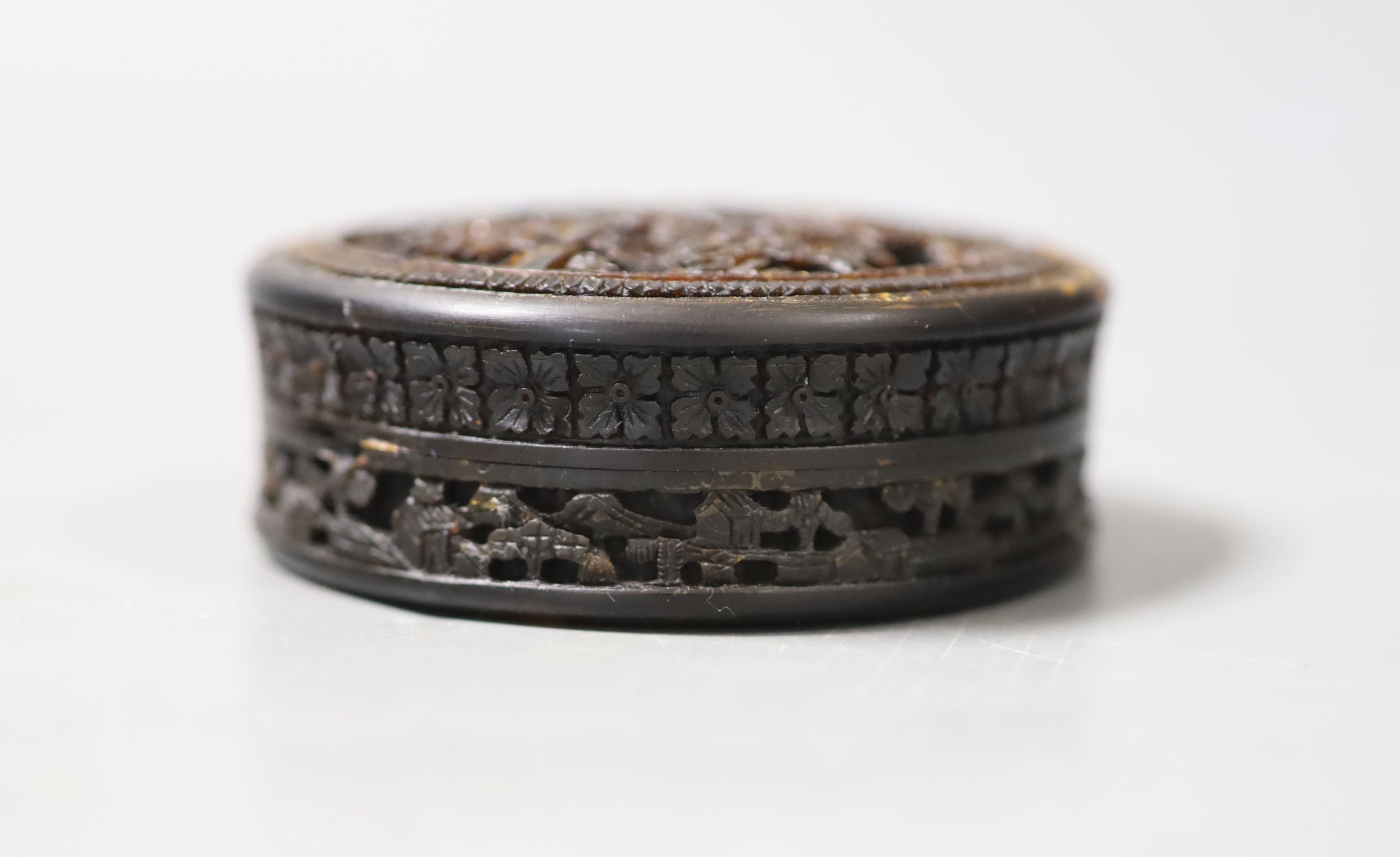 A 19th century Chinese export tortoiseshell snuff box, diameter 8cm